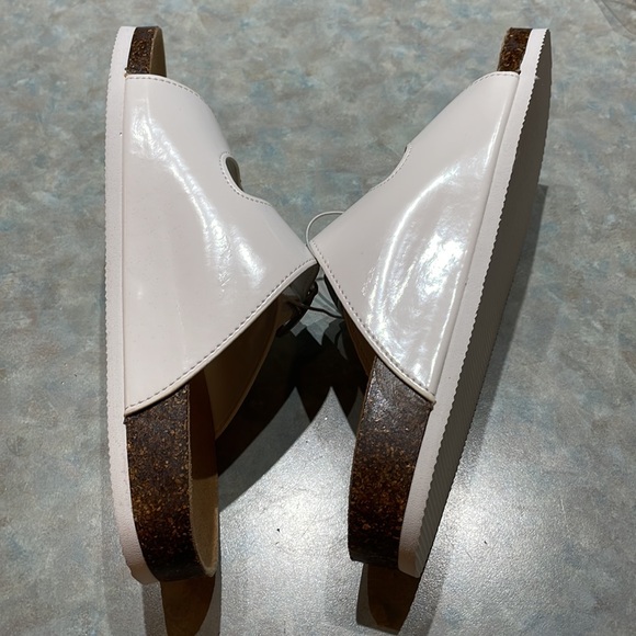 Cherokee white sandals (sz 5) - Picture 3 of 7